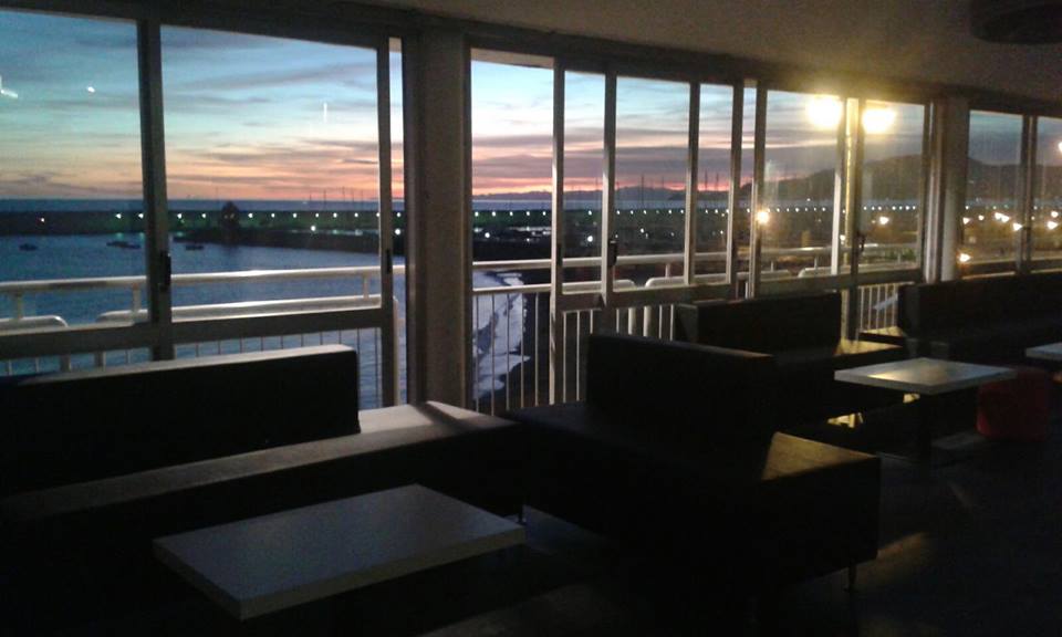 Interno bar Chez Vous al tramonto