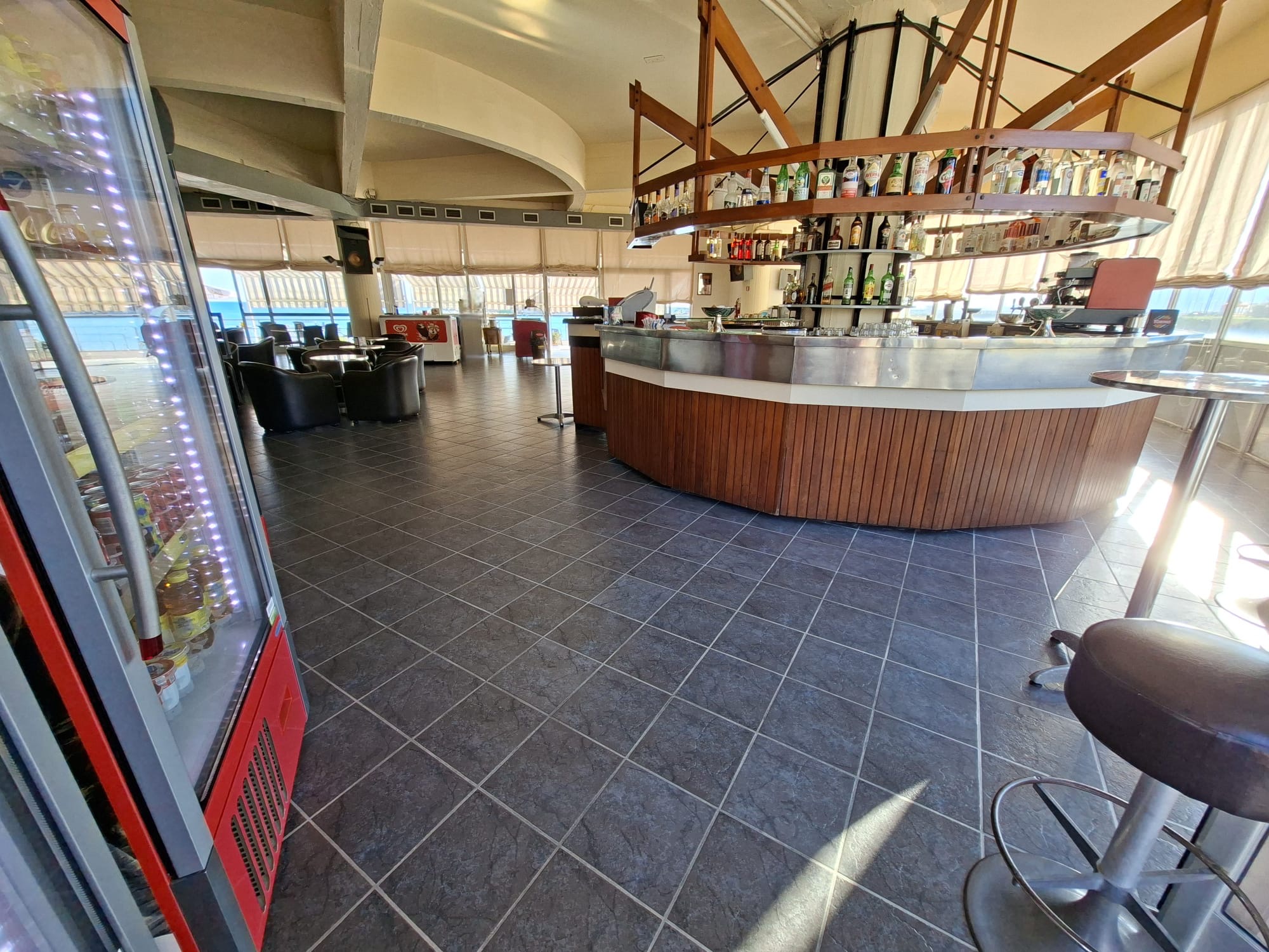 Bar Chez Vous, interno con vista mare